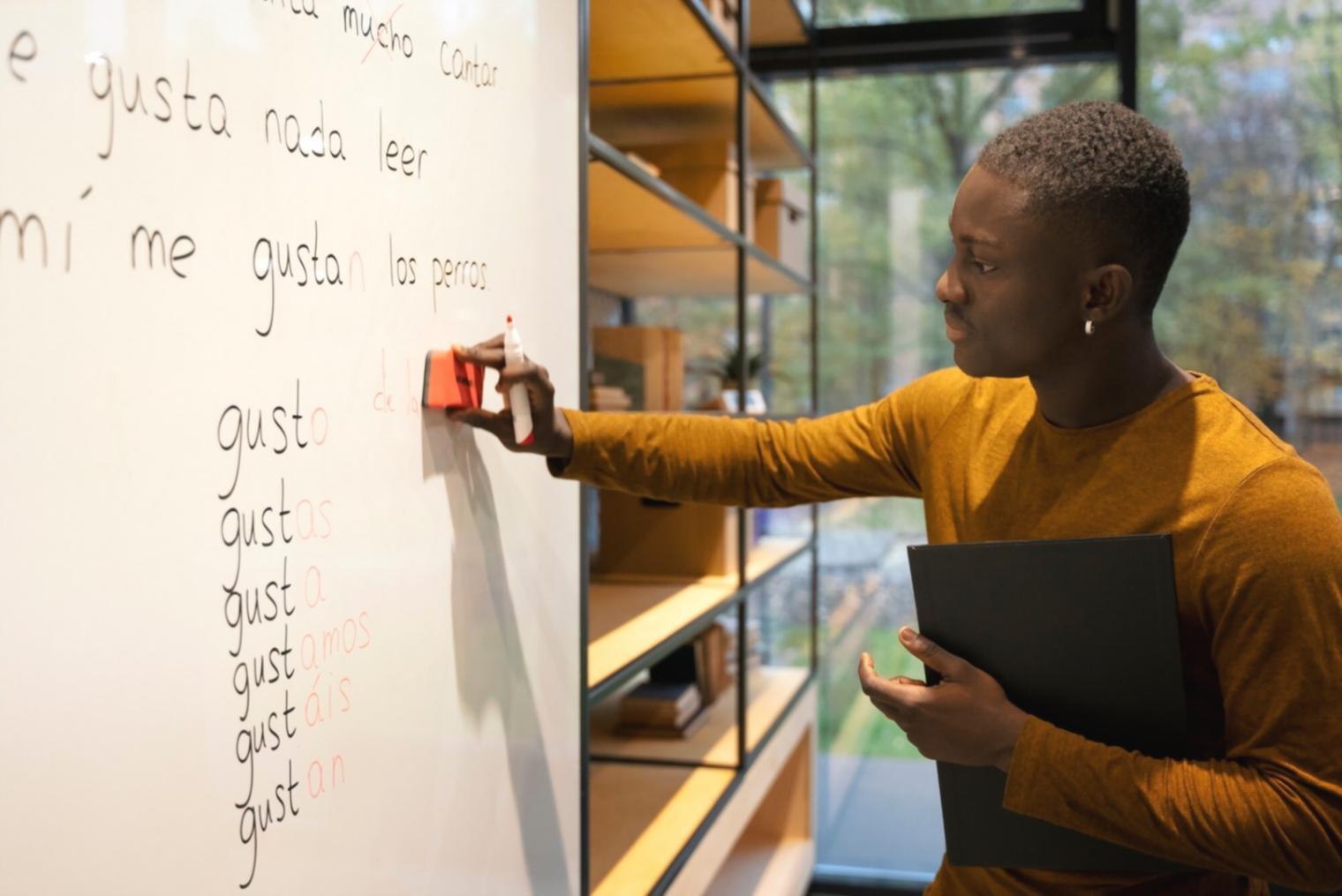 Personne réfléchissant à ses dépenses quotidiennes